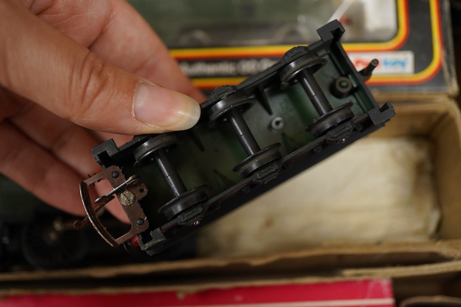 A quantity of 00 gauge model railway by Tri-ang, Mainline, Dapol, Bachmann, GMR, Hornby Dublo, etc. including; a Tri-ang American outline Davy Crockett train set (RS.37), nine steam and diesel locomotives, together with